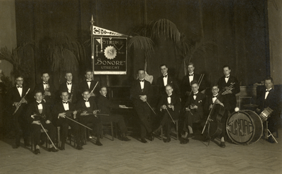 602358 Groepsportret van de leden van het Utrechtse orkest Strijkje Sonore .